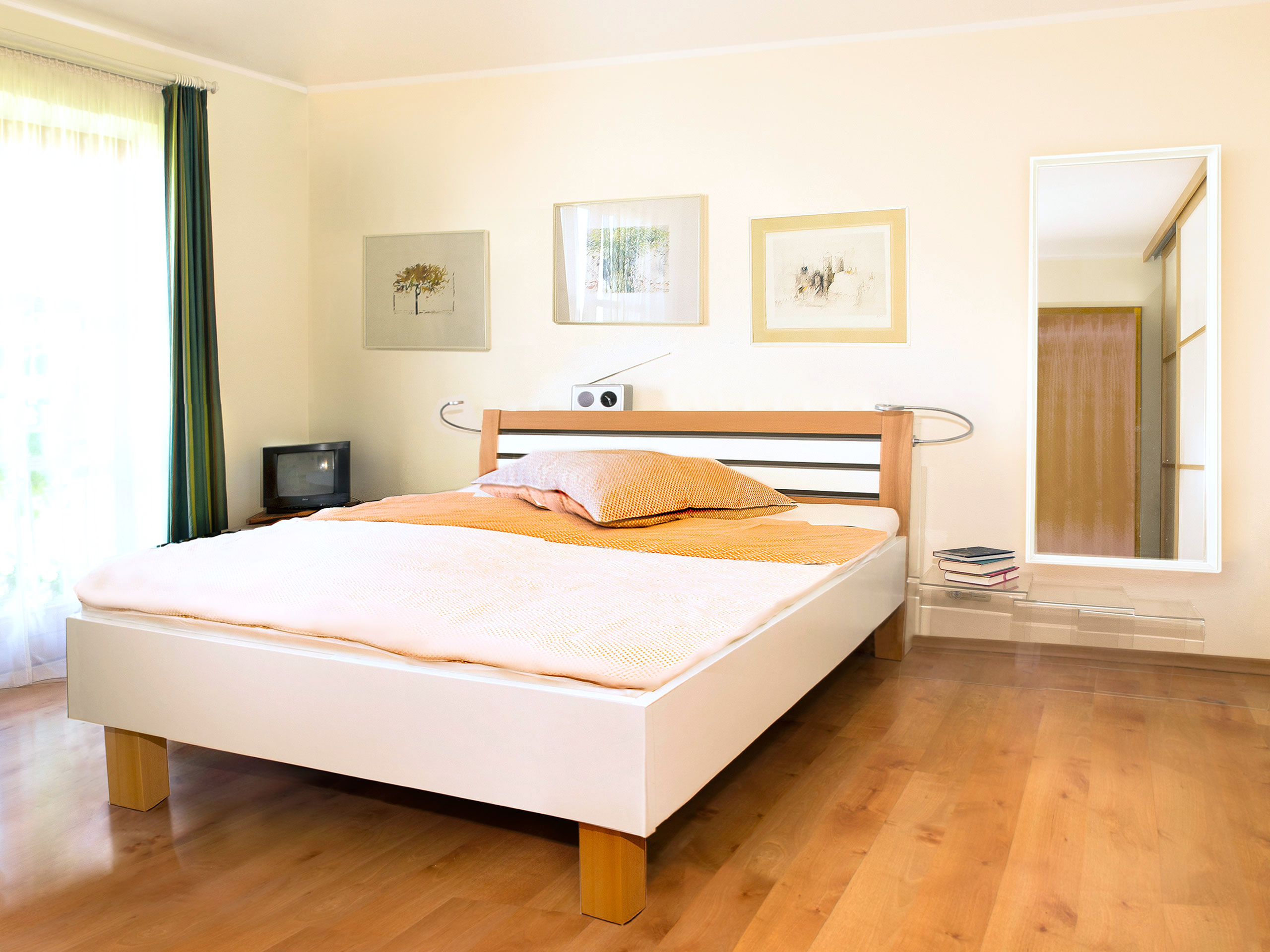 Doppelbett in Kombination aus Weiß und holz mit eckigen Holzfüßen