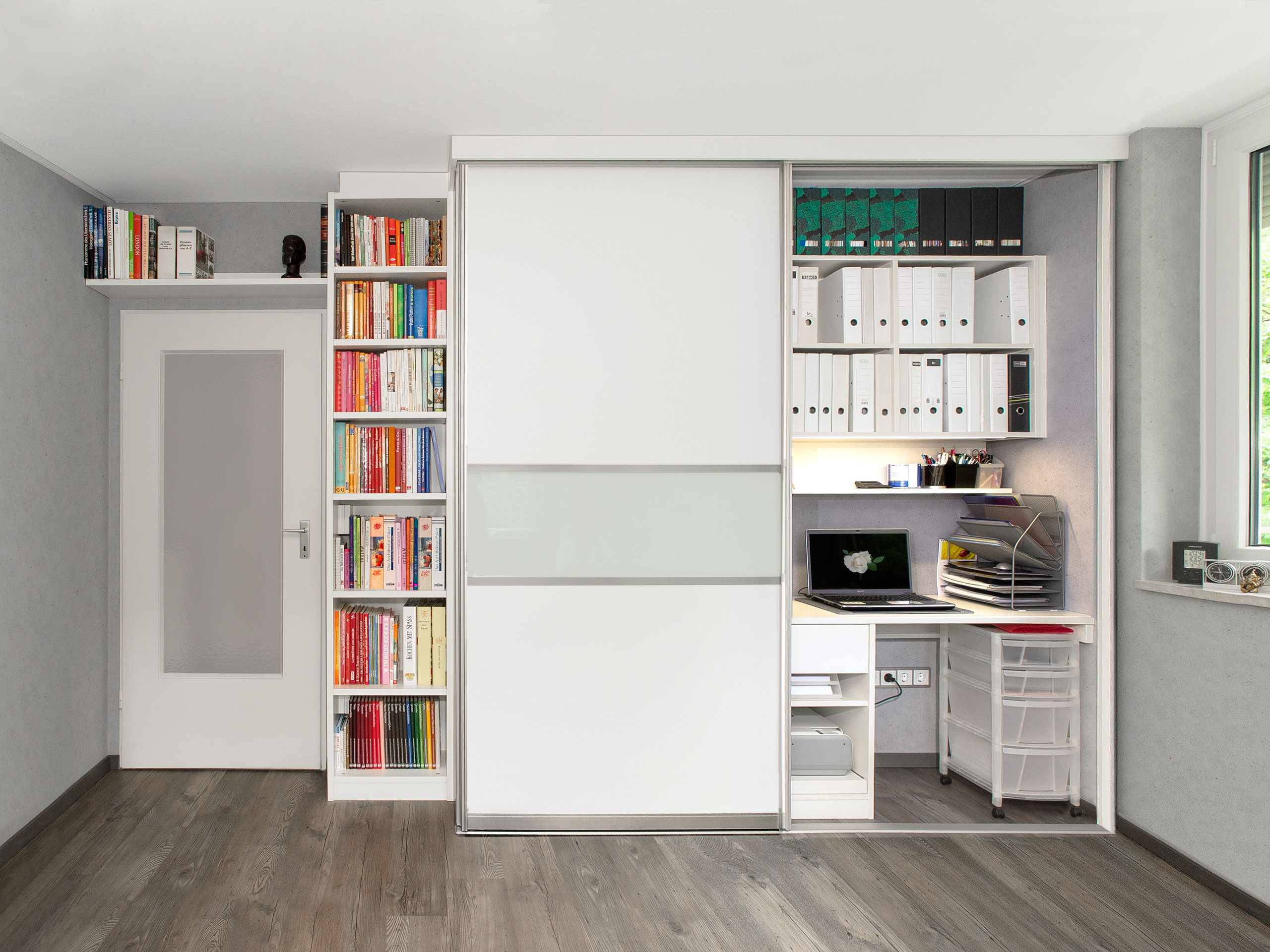 Büroschrank, Schiebetüreschrank offen mit Beleuchtung