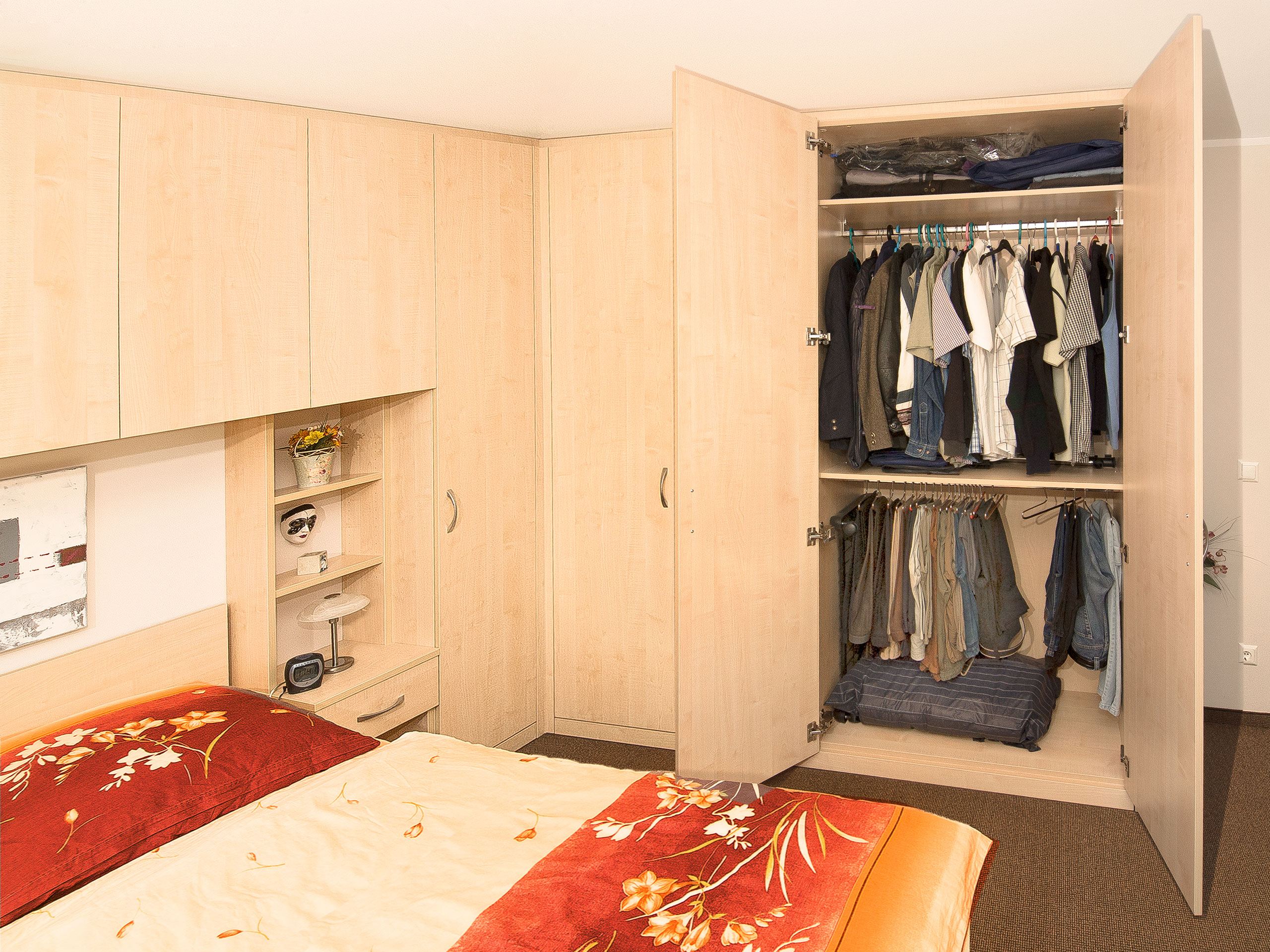 Kleiderschrank offen, Innenausstattung