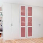 einbauschrank_weiss_mit-abschlussregal-glaseinsatz