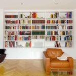Wohnwand mit Glasfronten und Regal für Bücher