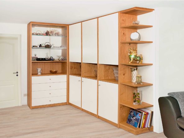 Wohnzimmerschrank mit Vitrine und Abschlussregal