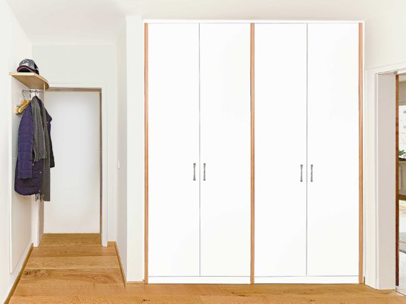 Einbauschrank und Garderobenpaneel für die Diele