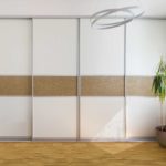 Wohnlicher Gleittürschrank mit Designeinsatz