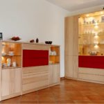 Kommode und Vitrine im passenden Design mit roten Schubladen