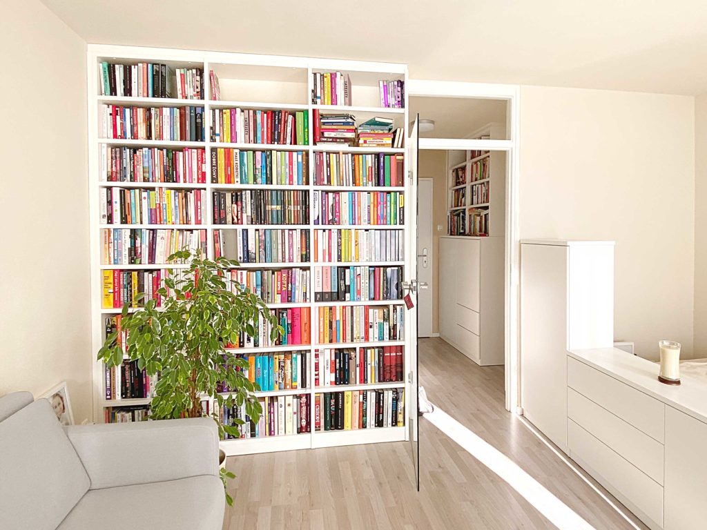 Einbau-Bücherregal und Raumteilerkommode | urbana möbel München