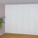 weißer Einbauschrank mit violetter Wand