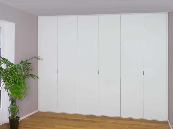 weißer Einbauschrank mit violetter Wand