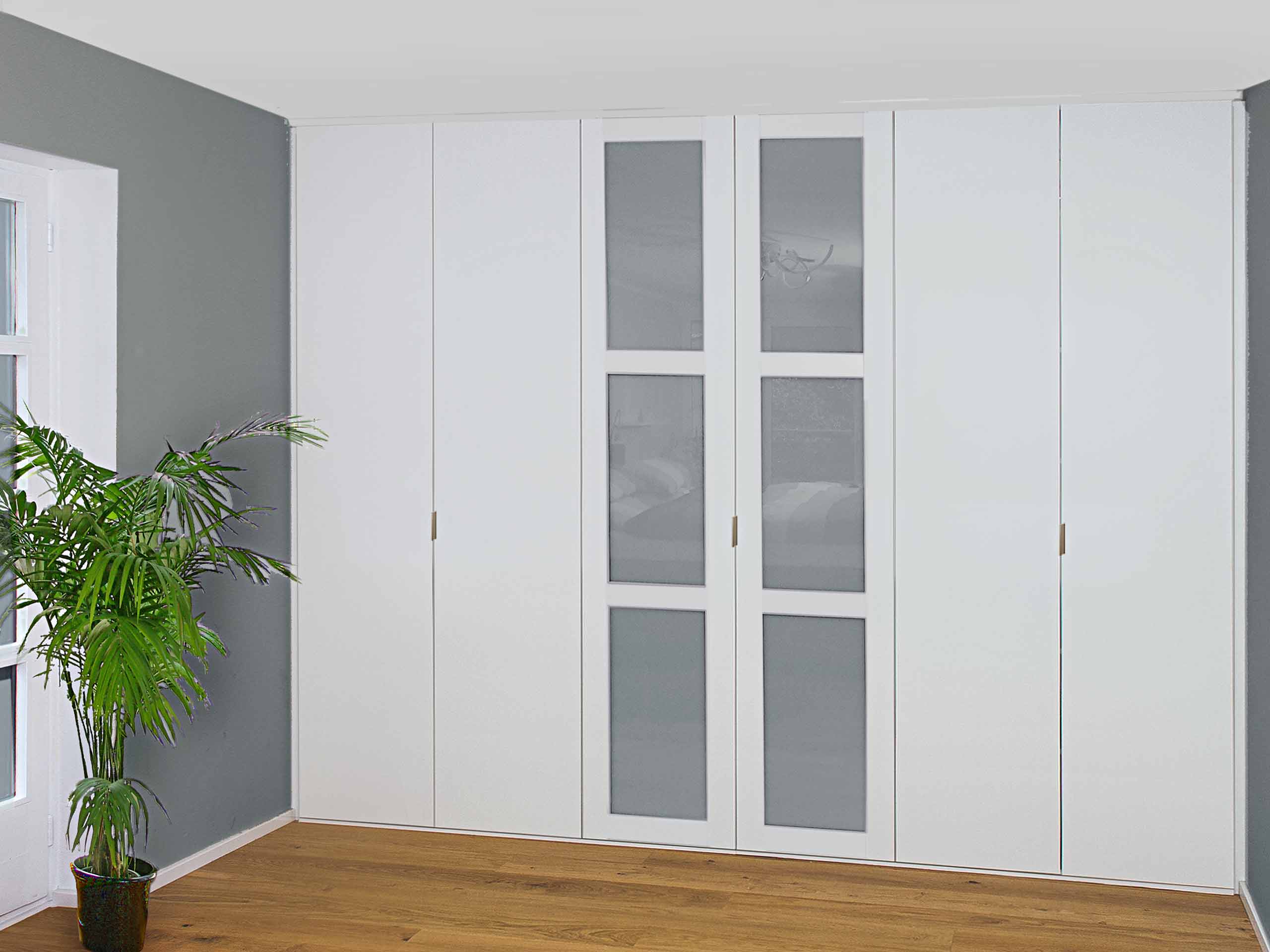 weißer Einbauschrank mit Rahmentüren mit grauem Glaseinsatz