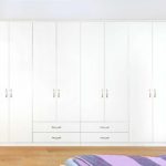 weißer Kleiderschrank mit offener garderobe