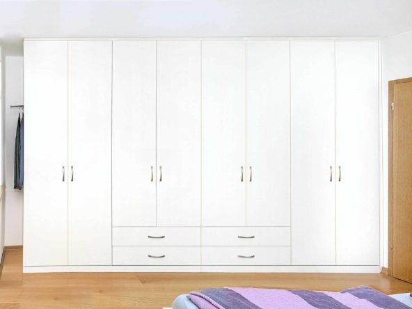 weißer Kleiderschrank mit offener garderobe