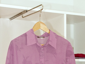 Ausziehbare Kleiderstange für Schränke mit geringer Tiefe. An der ausziehbaren Kleiderstange hängt die Kleidung parallel zur Front im Schrank.