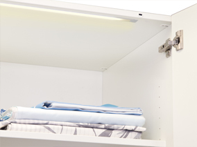 In die Fachböden integrierte LED - Innenbeleuchtung für Kleiderschränke mit Türsensorschalter