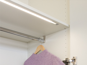 In die Fachböden integrierte LED - Innenbeleuchtung für Kleiderschränke
