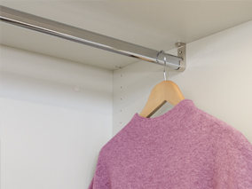 Stabile Kleiderstange, die unter den Fachboden geschraubt wird und damit verstellbar ist. Flexible Innenausstattung für Schränke.