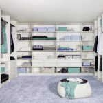 Kleiderschrank mit offenen Regalen: Begehbarer Schrank als Ankleidezimmer. Weiße offene Regale mit Ecklösung dienen als begehbarer Kleiderschrank