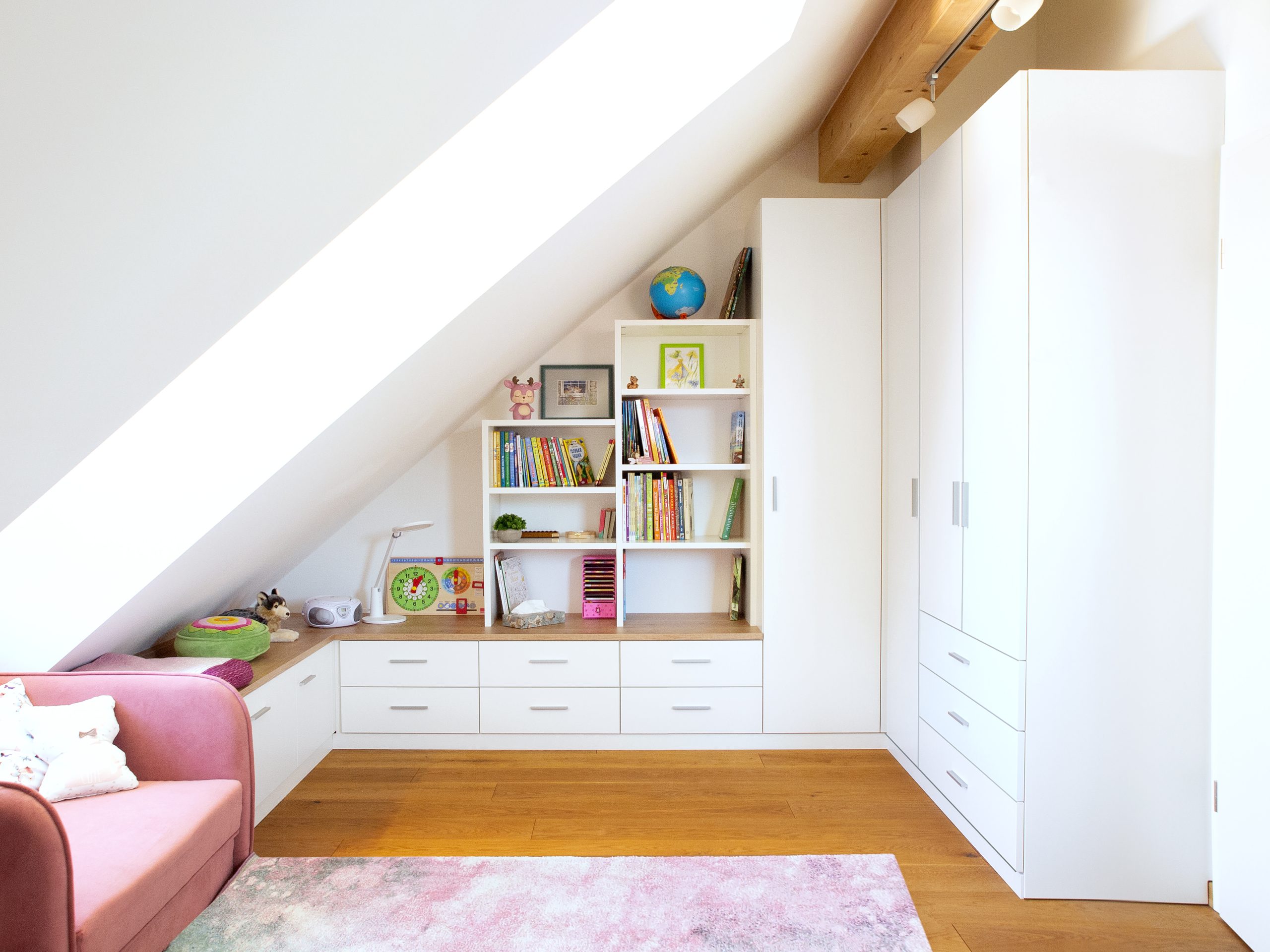 Diese Einrichtung zeigt weiße Möbel für Kinderzimmer, Arbeitszimmer, Gästezimmer oder Schlafzimmer