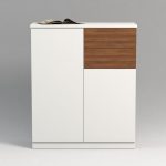 Weißes Highboard mit zwei Türen und über rechter Tür zwei Schubkästen mit Holzfront.