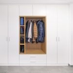 Weißer Einbauschrank mit offener Garderobe