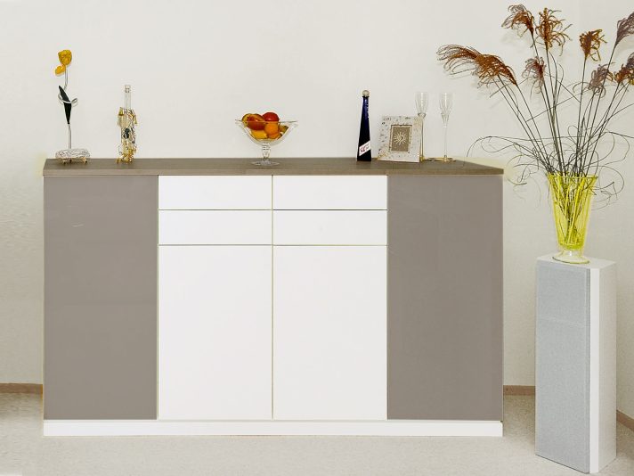 Modernes Higboard mit Schubladen und Schranktüren. Materialkombination aus Weiß und Grau.