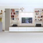 Moderne Wohnwand für den Fernseher mit Schubladen, Regale und Schranktüren. Materialkombination aus Weiß und Grau.