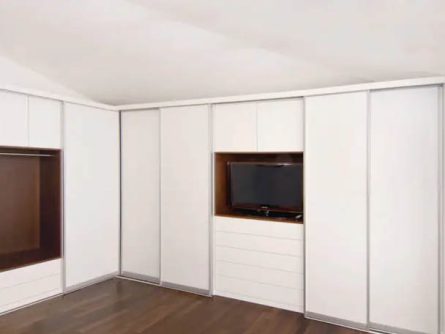 Schlafzimmerschrank mit Fernseher