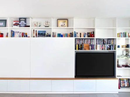 Wohnwand mit großformatigem Fernseher versteckt