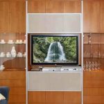 Eingebauter Wohnzimmerschrank mit Vertikalschiebetüren.