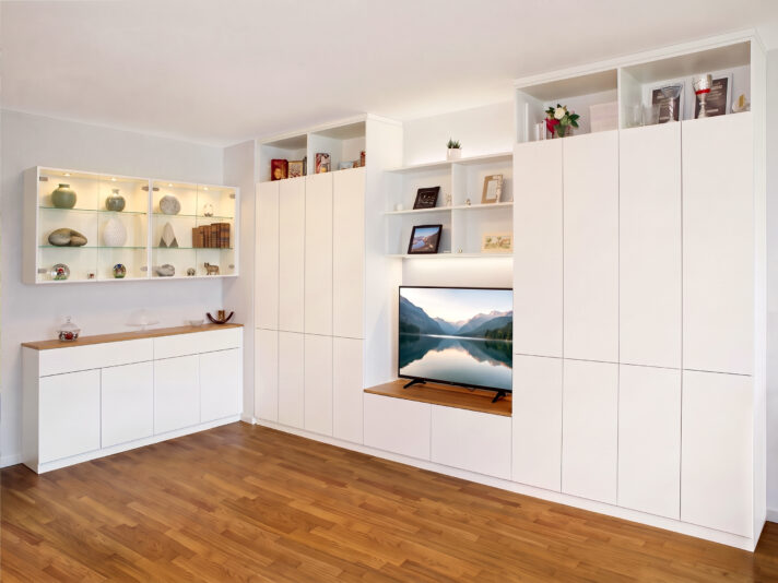 Kombination aus Wohnwand mit viel Strauraum, Sideboard und Hängevitrine. Dieses Foto ist mit KI optimiert.