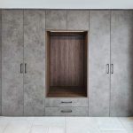 Einbauschrank in grauem und dunkelbraunem Holzdekor mit offener Garderobennische mit Beleuchtung
