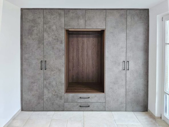 Einbauschrank in grauem und dunkelbraunem Holzdekor mit offener Garderobennische mit Beleuchtung