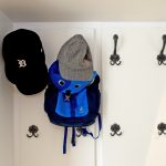 Detailansicht der offenen Garderobe mit Garderobenhaken im Landhausstil.
