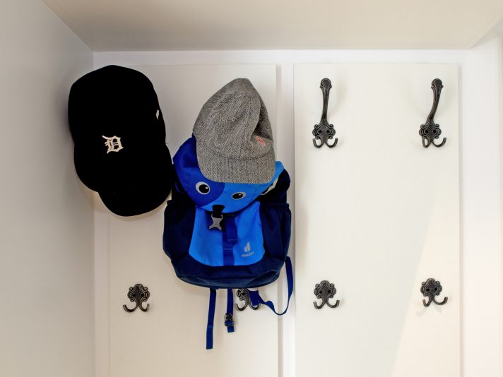 Detailansicht der offenen Garderobe mit Garderobenhaken im Landhausstil.