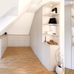 Der Schrank endet auf einer Seite im oberen mit einem offenen Rega und beleuchteten Fächern.