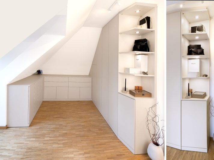 Der Schrank endet auf einer Seite im oberen mit einem offenen Rega und beleuchteten Fächern.