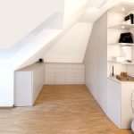 Schränke und Kommoden, in die Dachschräge eines Ankleideraums eingebaut