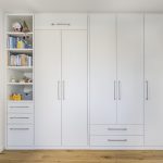 Stauraumschränke in geschlossener Darstellung in Zimmer mit Schrankbett.