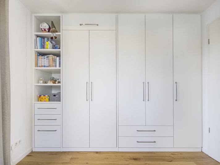 Stauraumschränke in geschlossener Darstellung in Zimmer mit Schrankbett.
