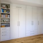 Regal-Schrank-Kombination mit intgriertem Schrankbett als Einbaulösung.