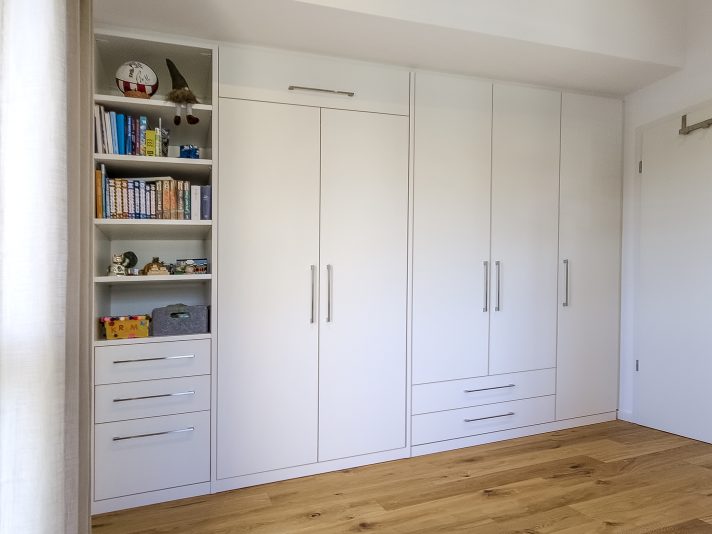 Regal-Schrank-Kombination mit intgriertem Schrankbett als Einbaulösung.