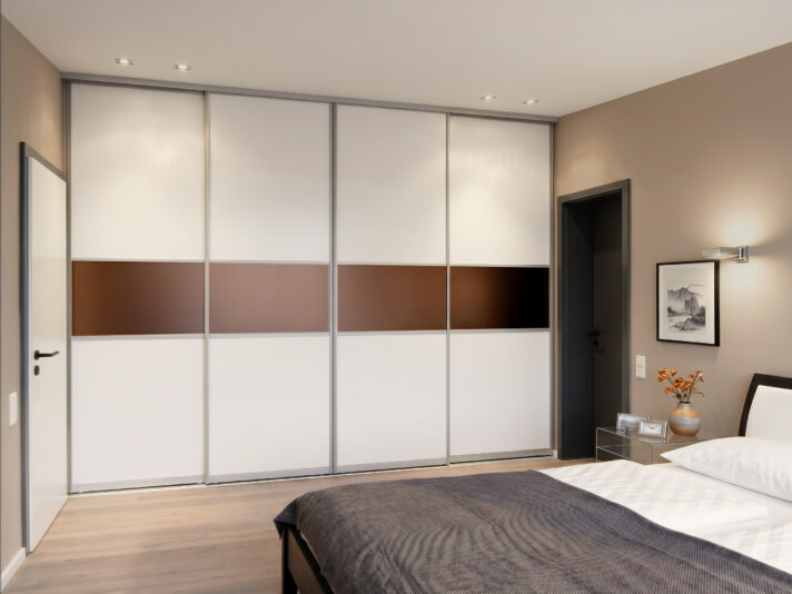 Schlafzimmereinrichtung nach Maß mit Gleittürschrank und Bett mit gepolstertem Kopfteil