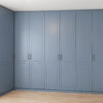 Hellblauer Einbauschrank mit Rahmentüren im klassischen Stil
