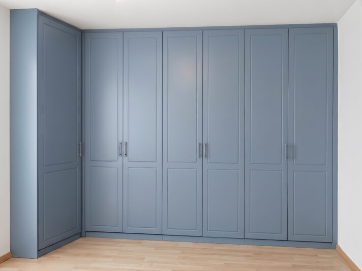 Hellblauer Einbauschrank mit Rahmentüren im klassischen Stil
