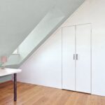 Dachschräge Schlafzimmer mit einem begehbaren Schrank einrichten. Bild von dieser Einrichtung wurde mit KI retouchiert.