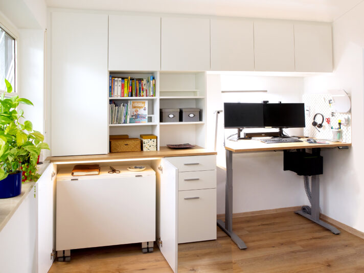 Homeoffice mit einem integrierten Nähtisch einrichten. Bild wurde mit KI retuschiert.
