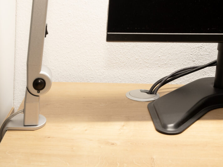 Homeoffice mit einem Schreibtisch mit einer Kabeldurchführung einrichten. Bild wurde mit KI retuschiert.