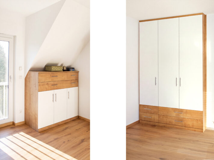 Eine weiß beschichtete Kommode und ein Einbauschrank in einem Schlafzimmer in Dachschräge. Bild wurde von KI retuschiert.